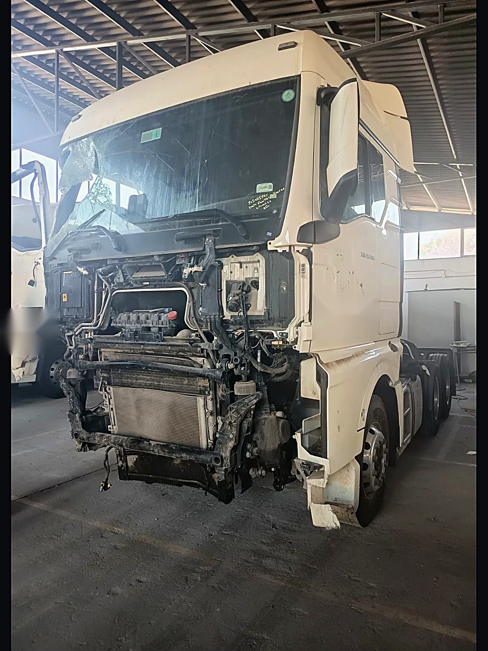 MAN TGX 28.480 siniestrado, frontal destruido